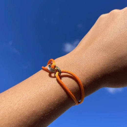 PULSERA WEWA DE SATÉN CON CHIP NARANJA  Y ZIRCONIAS